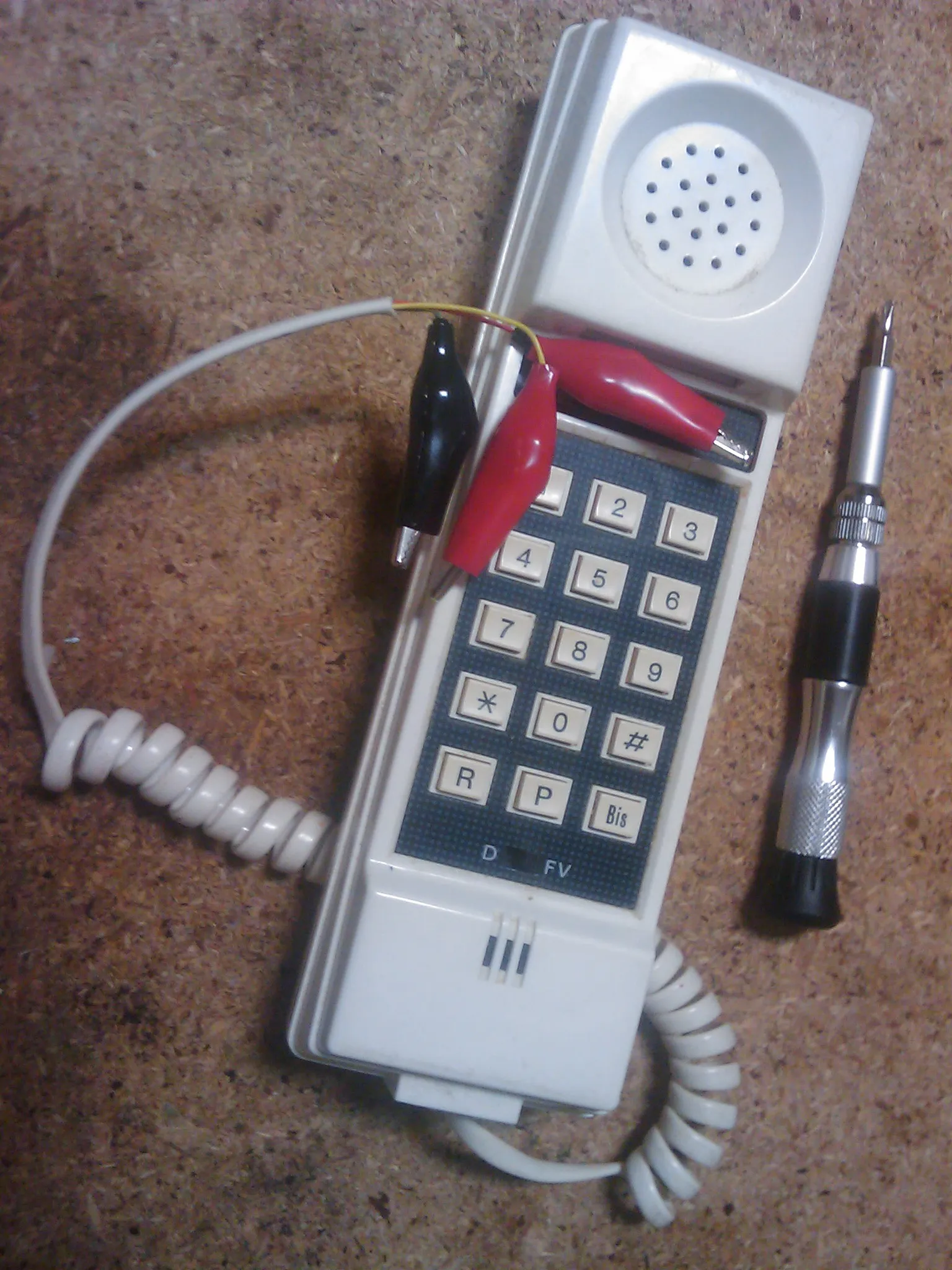 Beige Box caseira: handset com clipes jacaré