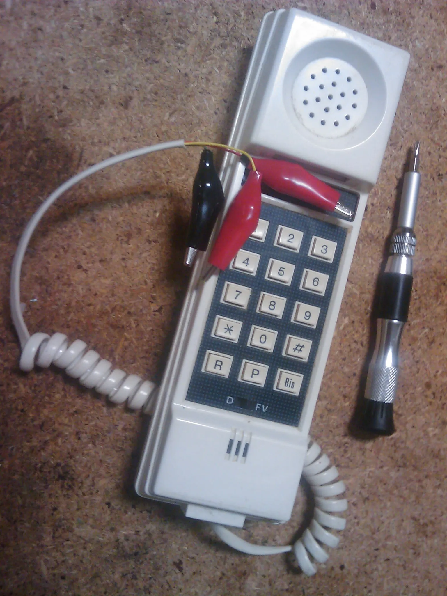 Beige Box caseira: handset com clipes jacaré
