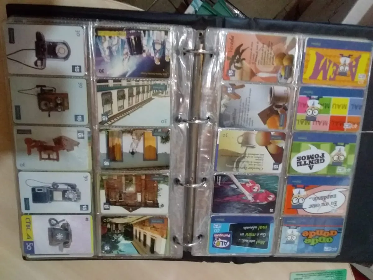 Álbum de colecionador com diversas séries: telefones antigos, paisagens, personagens