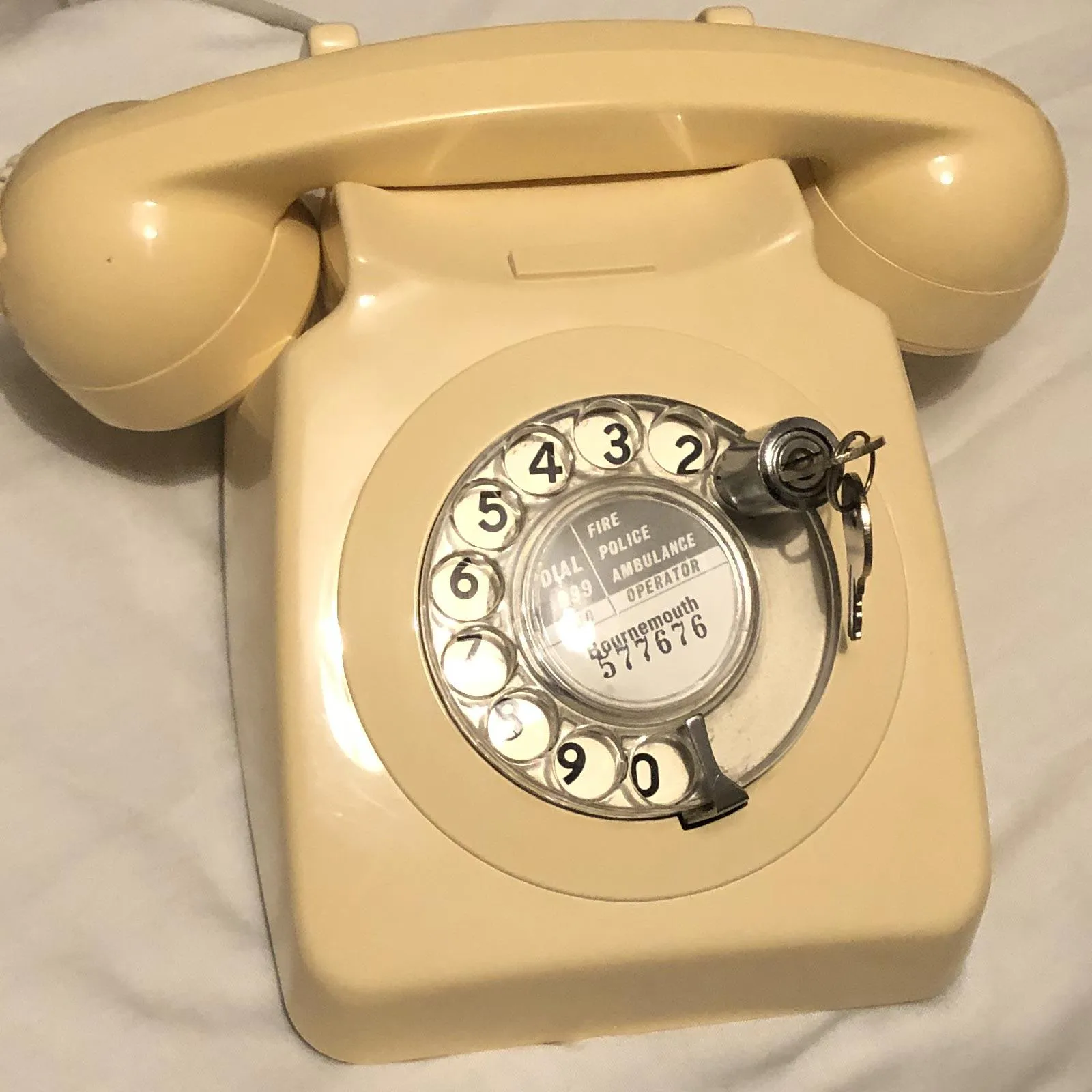 Telefone de disco com cadeado físico no centro